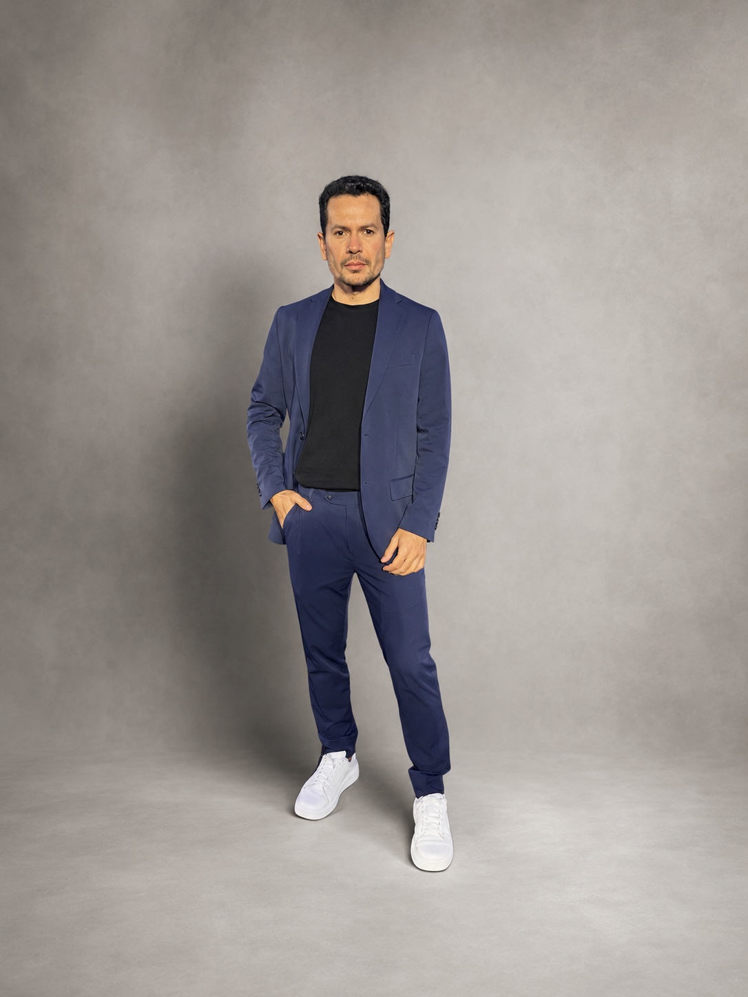 Cássio Macedo em pé, vestindo terno azul